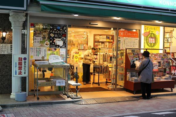 独家|五花八门日式书店:老旧,亚文化和什么都卖