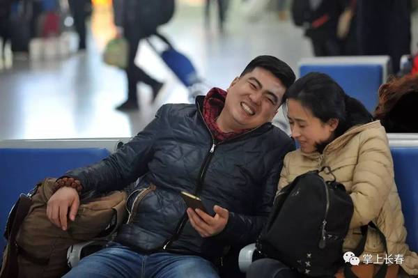 25日,记者来到长春站候车大厅,用镜头记录下了回家路上的瞬间.