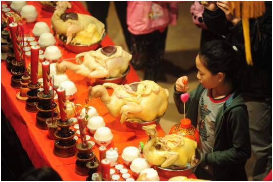 广州人对神明和祖宗都最为尊敬,凌晨祭祖拜神,杀鸡.起床焚香,放炮仗.