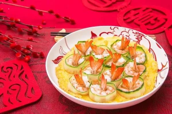 如今的年夜饭最是讲究好意头,于是每道菜所选的材料,和菜名都与象征着