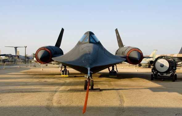 sr—71b是sr—71a的串列双座教练型,后座舱为教官舱,比前座舱高,这样