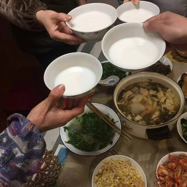 朝朝 举起酒杯,干了这一杯!啥也不说了,满满的感情都在酒里了!