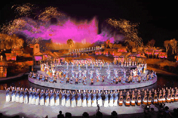 有央视导演评价,四川凉山分会场的效果为历年春晚分会场的最佳.