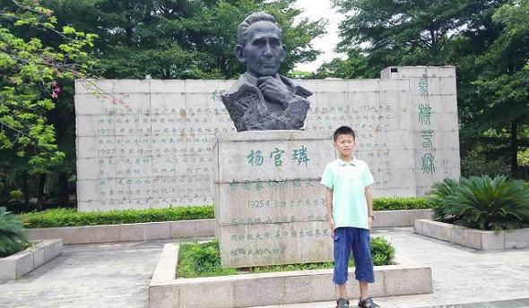 张艺潇在杨官璘塑像前