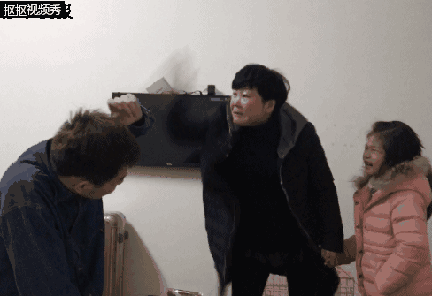 哼!小家伙敢打我? (小编os:这兄妹俩戏也是蛮足的!