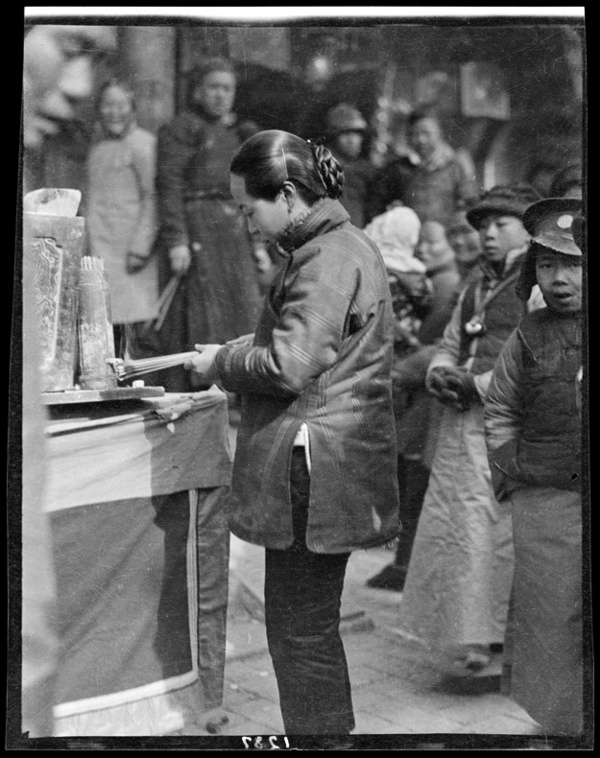 老照片:1919年大年初一保定人这样烧香祈福