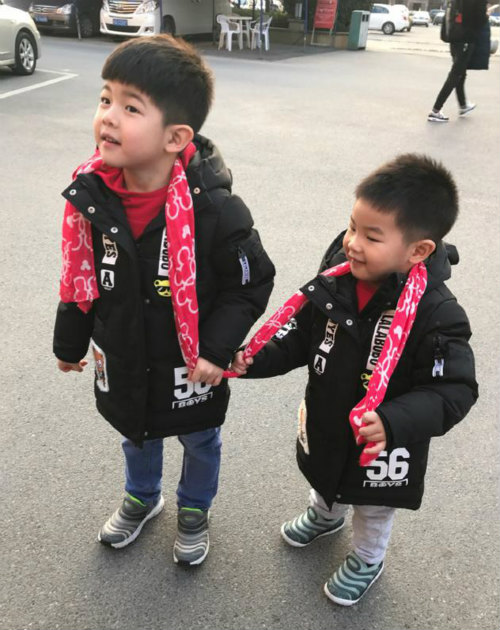 安吉小鱼儿兄弟情深 哥俩合戴一条围脖