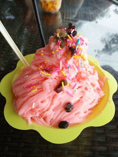 由于天气好热,在海边的小店里,吃了一个西瓜绵绵冰!