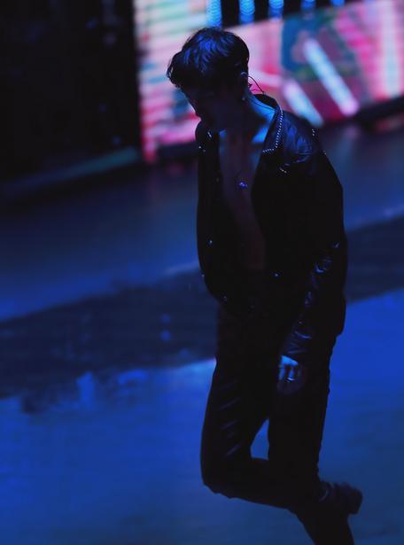 在新年晚会中,张艺兴湿身现场-时尚频道-手机搜