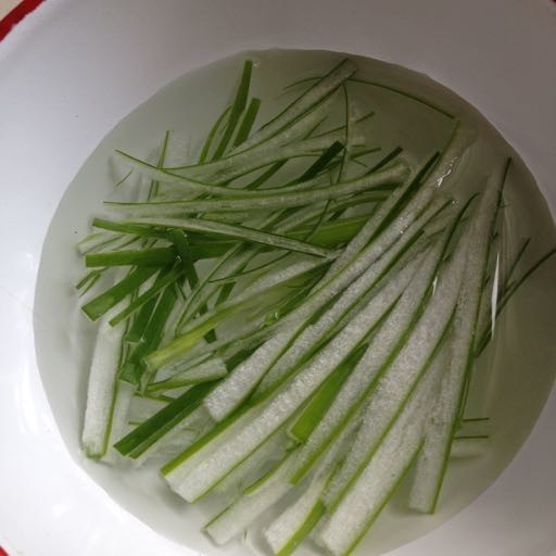 葱丝泡水.