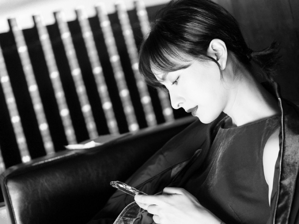 几张黑白照片中,吴昕一张绝美侧脸引网友竞相关注,颜值简直完爆沈梦辰