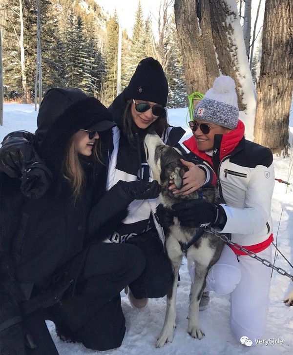 模范儿| 吉吉·哈迪德和家人度假,大长腿一家穿黑色一个比一个酷