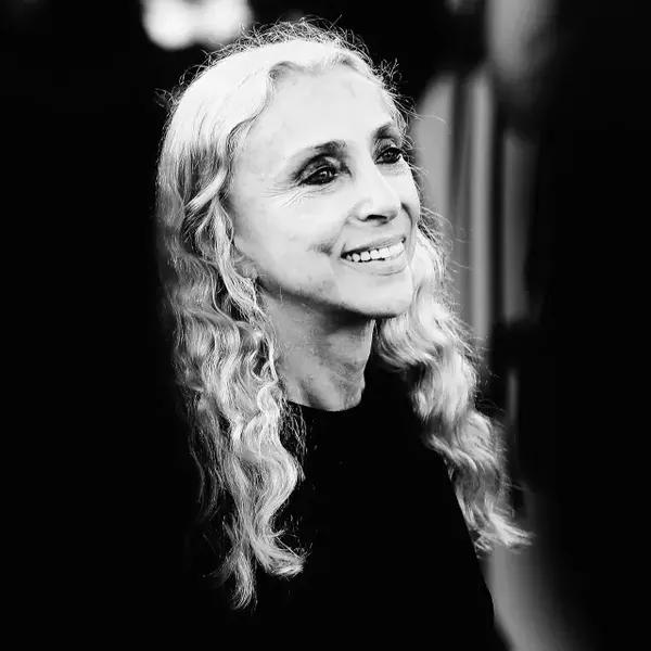 franca sozzani 印花,飘逸长裙,细跟鞋,意大利vogue的前主编完美代表