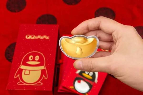 金元宝红包组成,5个头戴卡通鸡帽的q萌企鹅形象,对应5个经典的qq表情