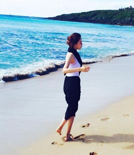 古力娜扎海边散步,好瘦的身材啊!