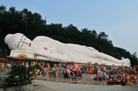 当曼谷遇上绵阳 曼谷卧佛寺vs 绵阳圣水寺 卧佛寺又名越菩寺,是曼谷