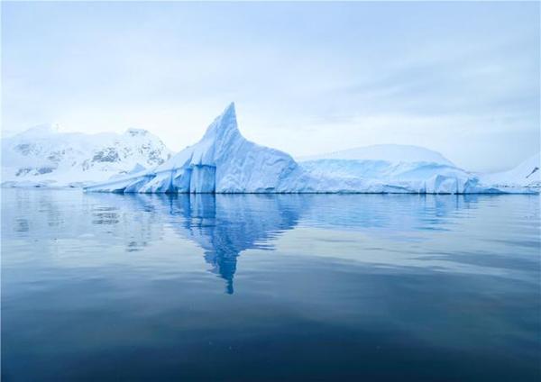 这儿有着令人惊艳的美景,千年的冰山闪耀着蓝色的微光
