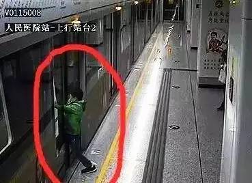 广州地铁夹人图片