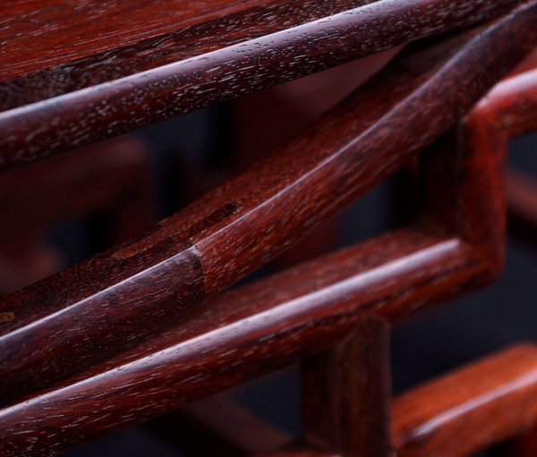 今日欣赏:小叶紫檀摆件 梅花型博古架 榫卯结构