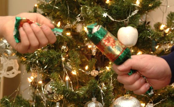 英国人圣诞节绝对不会错过这个圣诞拉炮.