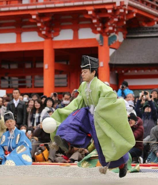 日本京都神社举行新年蹴鞠表演 新闻频道 手机搜狐
