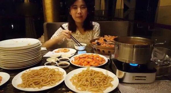 漂亮妹子在自助餐厅狂吃海鲜,把餐厅老板看傻眼了