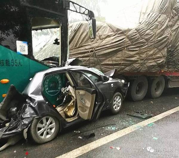 g80广昆高速(肇庆段)8车连环相撞,车龙长达