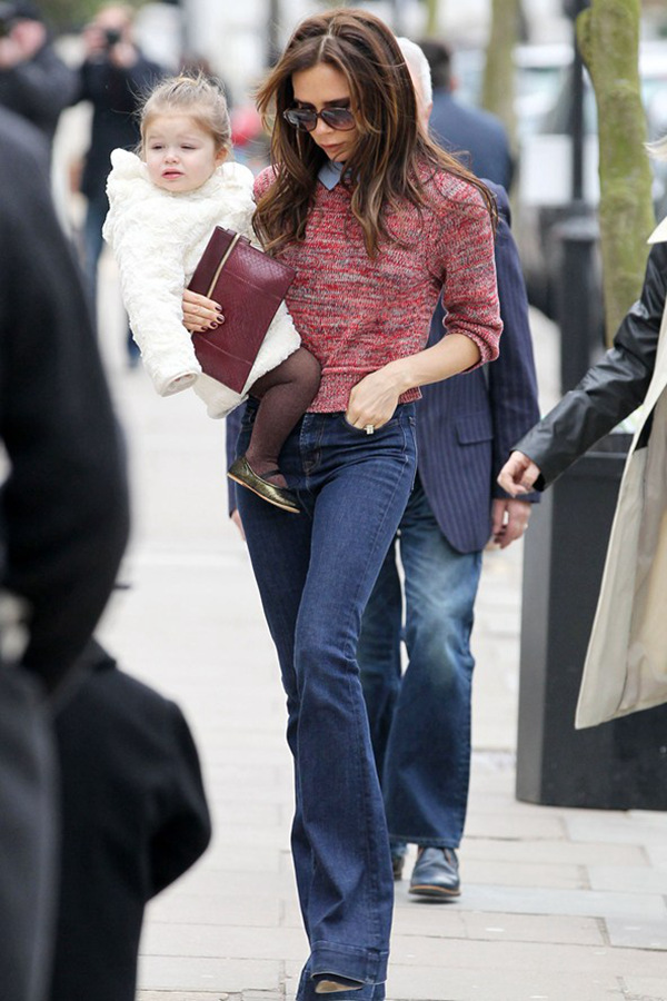 贝嫂的这一条拖地牛仔长裤,真心让人看不出她只有163!