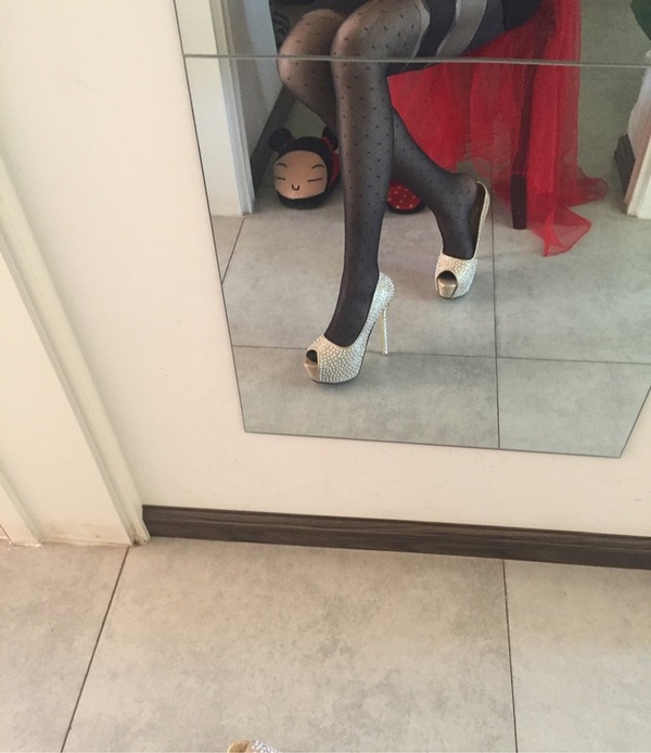 镶钻鱼嘴高防水台高跟鞋搭配短裙气质满满