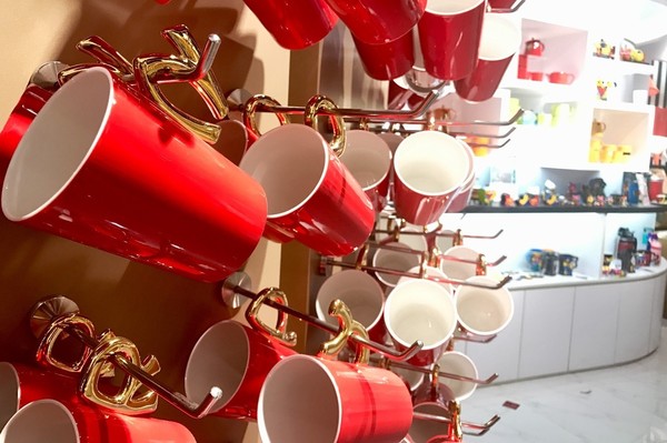 这组玻璃杯产品墙,是店中少有的不留白的墙面陈列区域