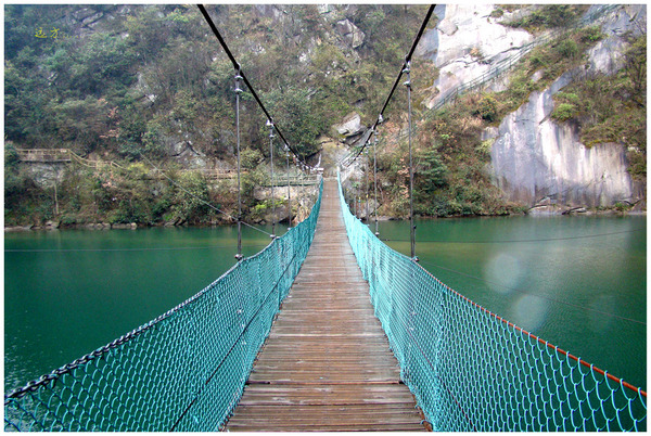 走过悬索桥,眼前豁然开朗,一潭碧水映入眼帘,这是一处小型水库.