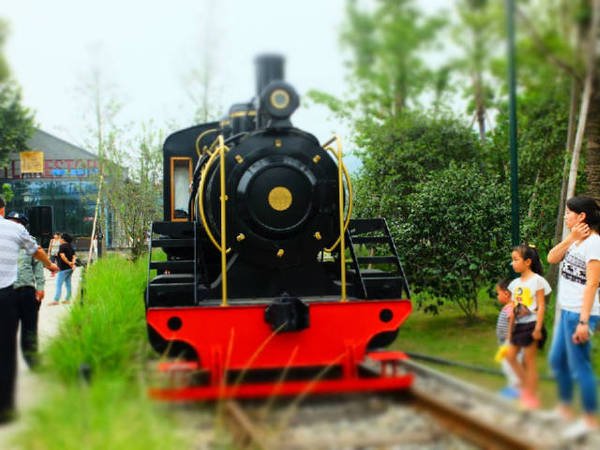 杭州白塔公园火车图片