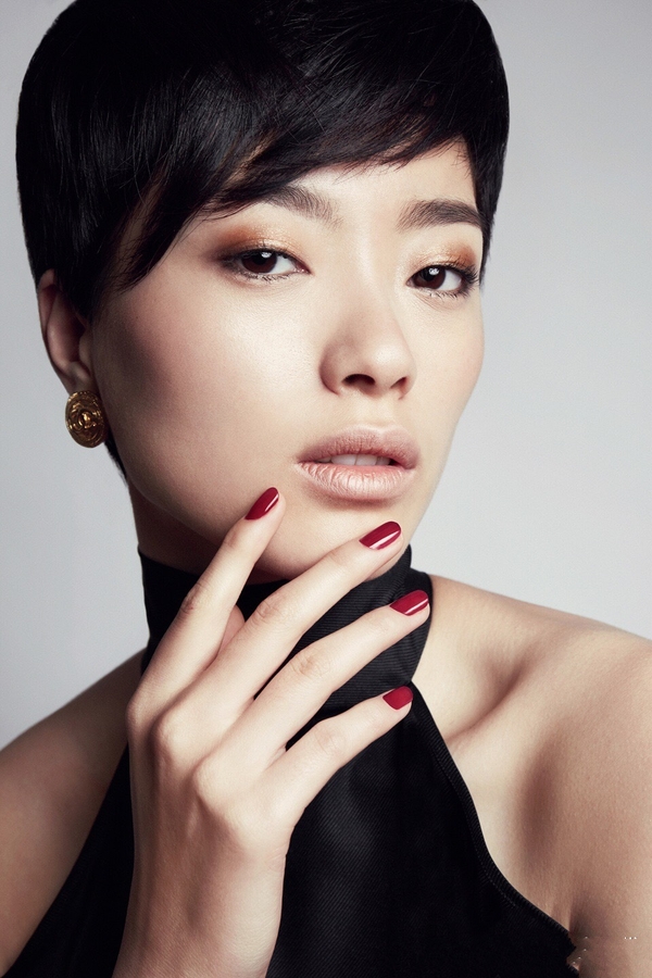 李斯佳美妆大片 香肩微露显好身材