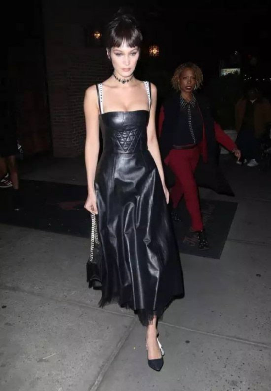 查看大图 ▲这条lv红色皮裙未来感十足,配上牛仔短靴和大波浪长发