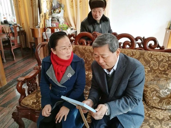 宁波市委宣传部副部长,市文明办主任李正平看望"全国文明家庭"陈淑芳.