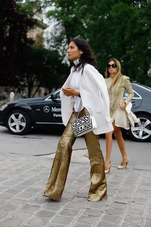 大色块的白色阔腿裤, 看起来非常亮眼, 可以搭配恨天高~让你又瘦又