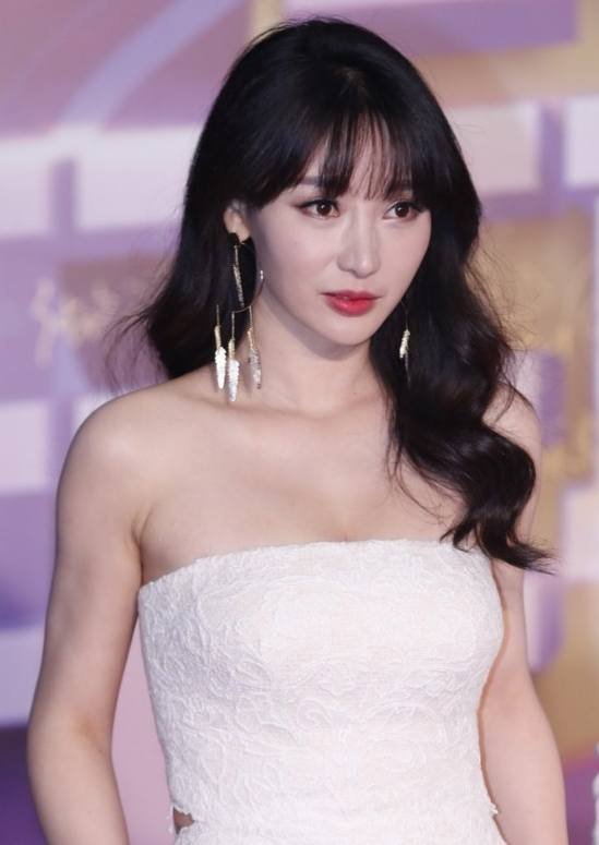 柳岩白裙低胸装现身:别人秀恩爱 我秀事业线!