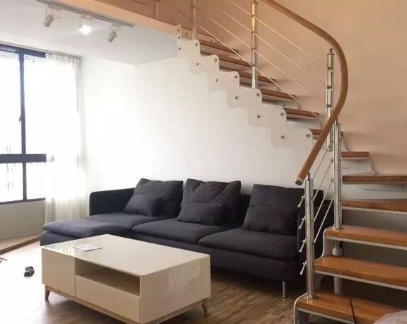 卧室放在二层,餐厅和厨房混用,充分利用楼梯底下的空间放沙发