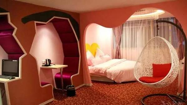 红色,粉色充斥在整个房间里 圆形大床和红色地毯