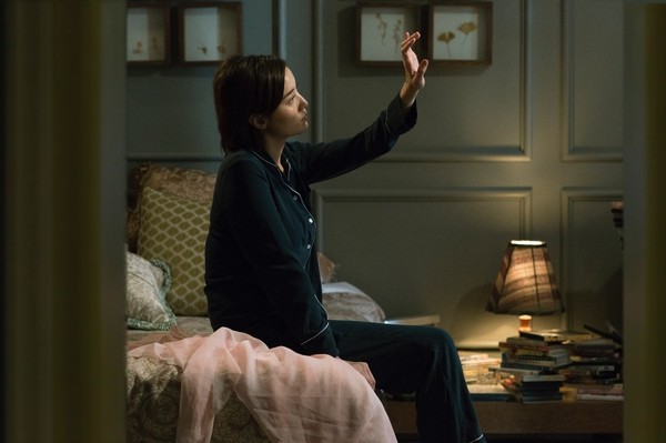 (宋佳在公寓场景里精准演绎人物的内心独白)