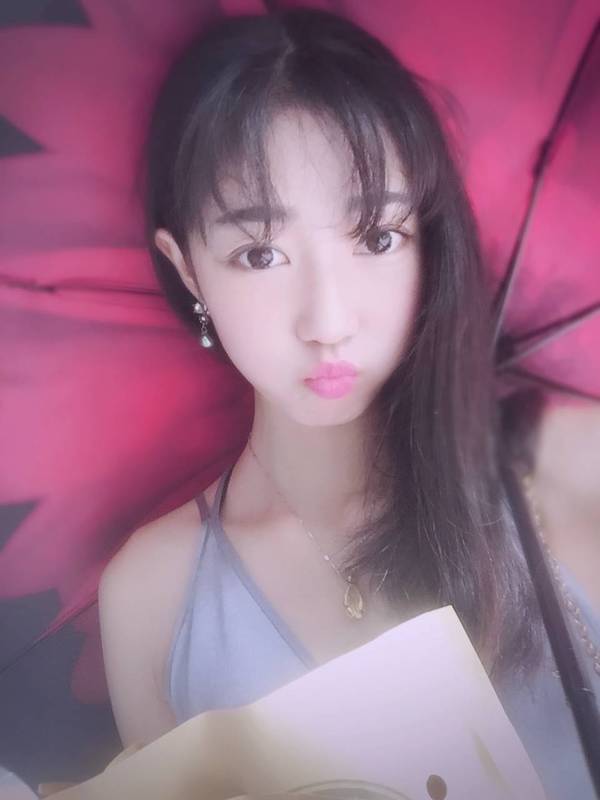 美女读诗- (点击音频或视频,即可收听) 名字:字马妘奕民族:白族 籍贯