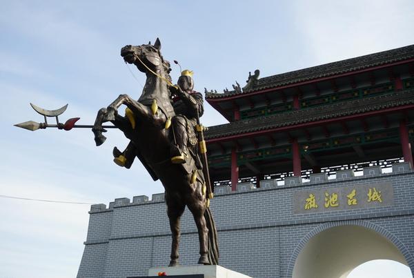 后期修建的马驰古城城门前矗立着三国时期反变无偿的吕布塑像.