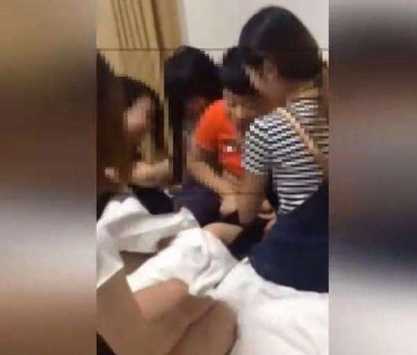 最近,一段年轻小伙在宾馆床上被4名妙龄少女围着强行扒裤子的视频甚为