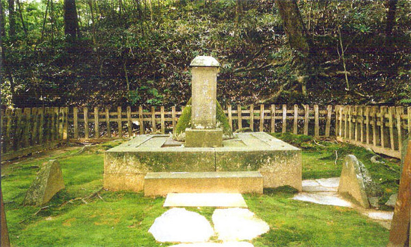 身着汉服的德川光圀雕像 在朱舜水的后半生,他保持着言论自由和民族