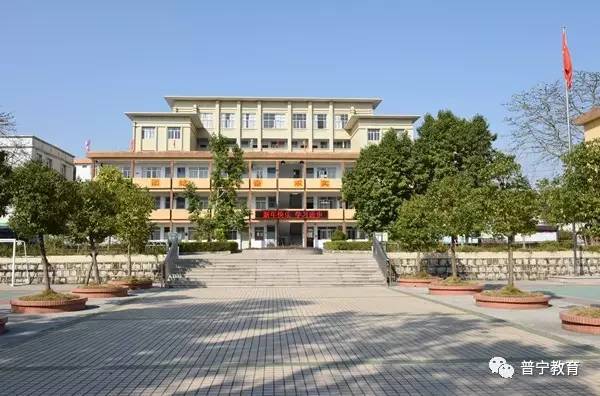 培青中学校园一角