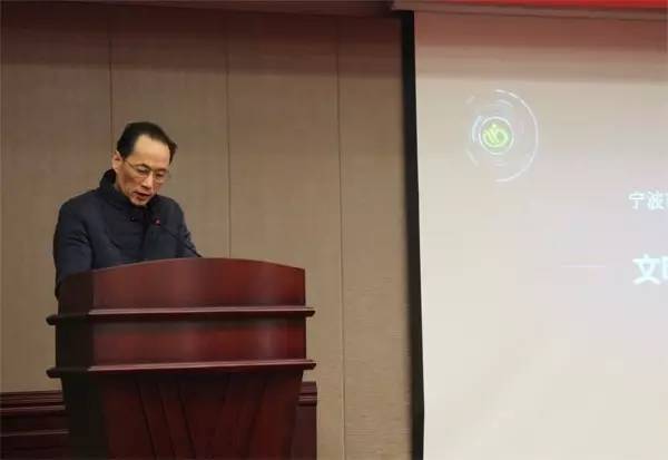 市委宣传部副部长,市文明办主任李正平发言.