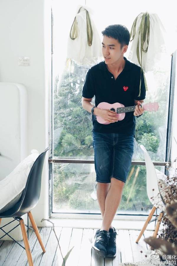 你还记得少儿频道《新闻袋袋裤》的屠化吗?他现在是央视主持人了