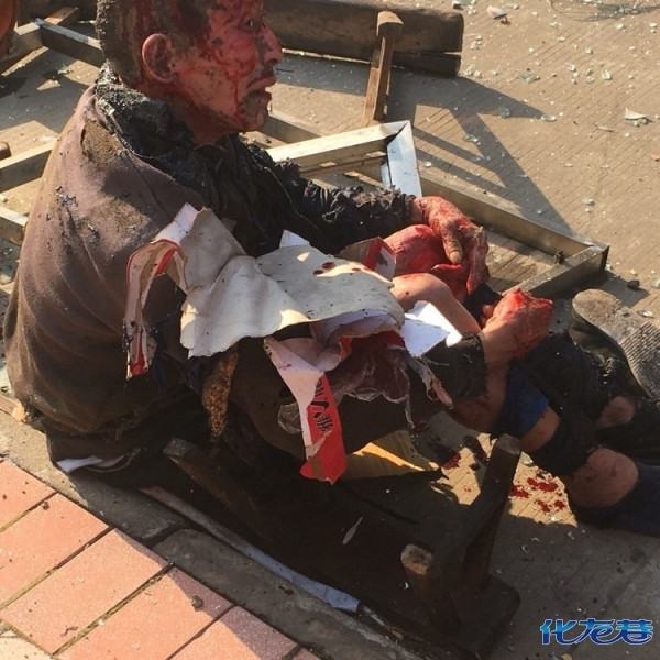 常州魏村长江花园一车库煤气瓶爆炸一老头浑身是血