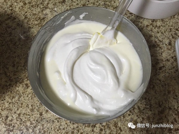 5 然后加入打发至软性发泡的淡奶油混合均匀