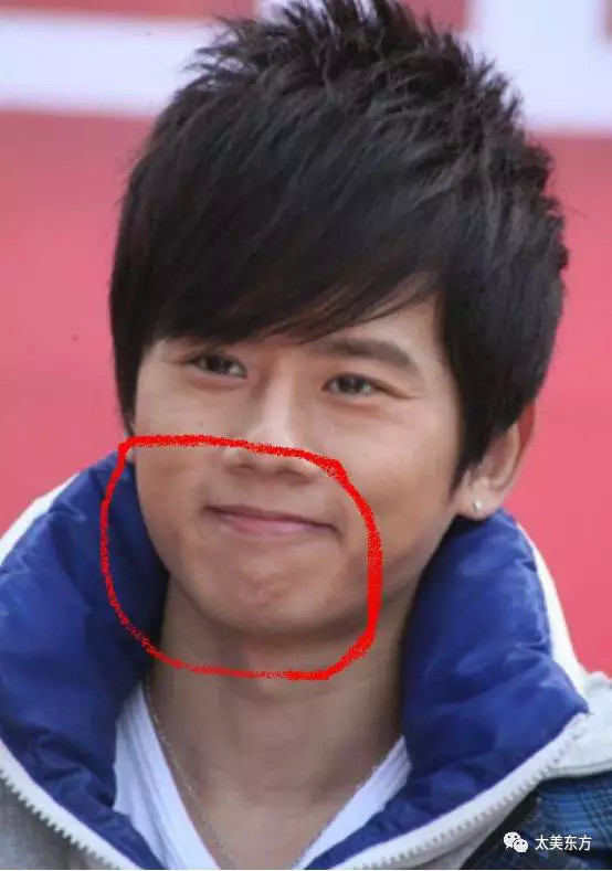 张杰下巴颏肌也不明显,整个下巴后缩,看起来很吃藕